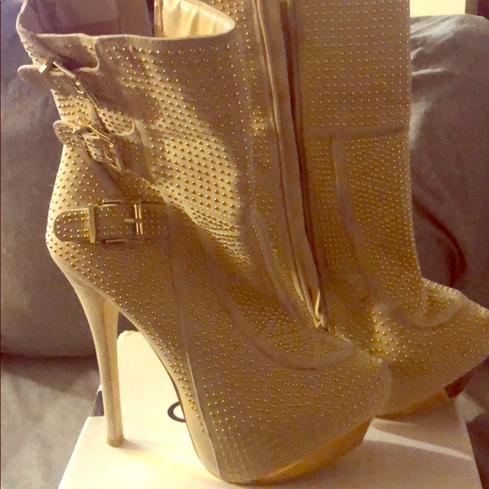 Wonderful for a woman with style of a rock star!